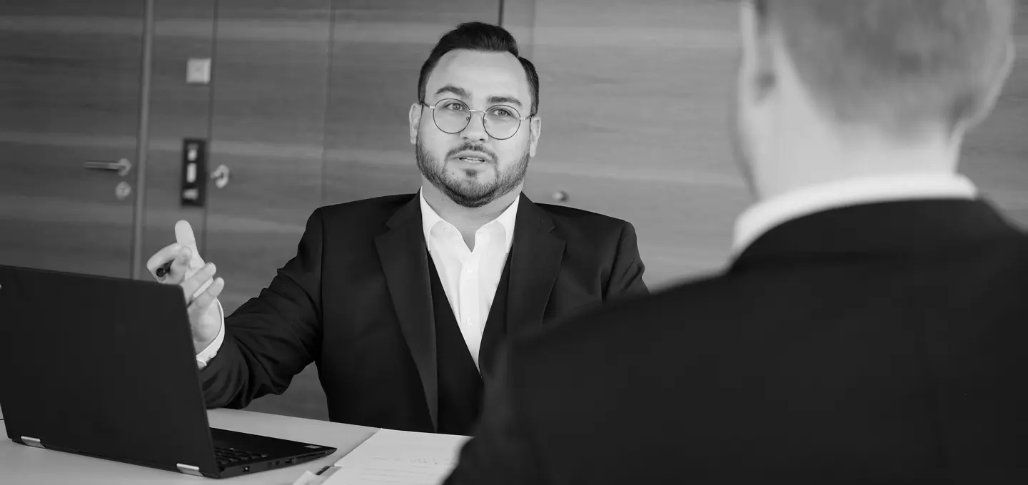 Dennis Gonta LL.M. is a lawyer at BUSE's Düsseldorf office. He specialises in collective and individual employment law, healthcare and pharmaceuticals as well as data protection law for companies.