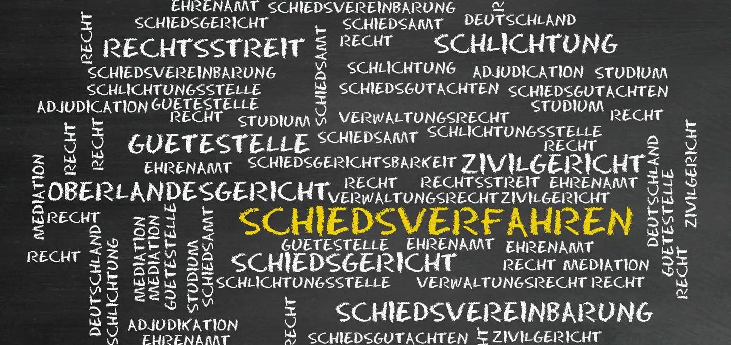 Tafel mit juristischen Begriffen rund um das Thema Streitbeilegung, wie „Schiedsverfahren“ (hervorgehoben in Gelb), „Oberlandesgericht“, „Zivilgericht“, „Rechtsstreit“, „Schlichtung“, „Mediation“, „Schiedsgericht“, „Recht“ und weiteren verwandten Wörtern in weißer Kreideoptik.