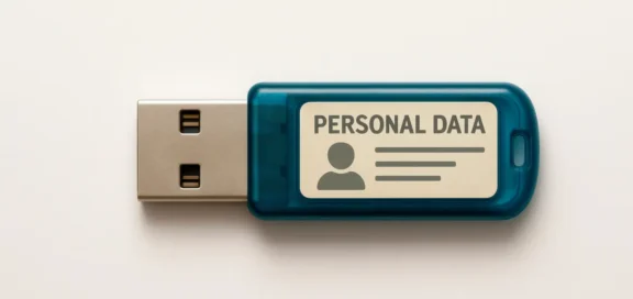 USB stick labelled ‘Personal Data’ symbolises the loss of control over personnel files and the insecure storage of sensitive employee data.