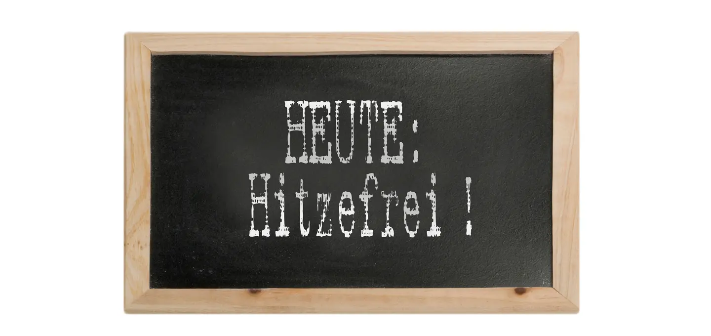 Schultafel mit dem weißen Schriftzug ‚HEUTE: Hitzefrei!‘, umgeben von einem Holzrahmen.“