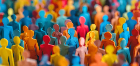 Symbolbild für Personalverantwortung: Bunte Menschenmenge aus Papierfiguren – in Bezug auf die Frage: „Arbeitnehmer“ oder „Selbstständiger“