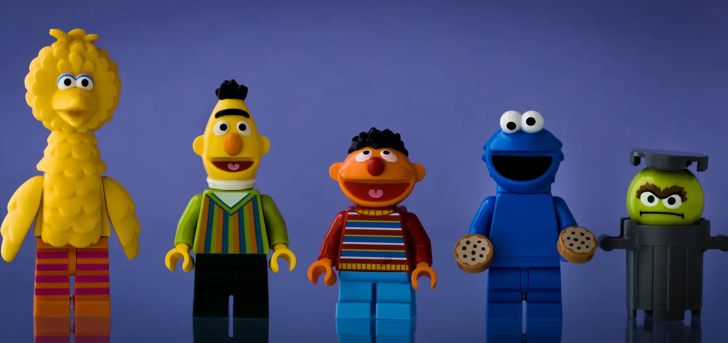 Die Figuren aus der Sesamstraße stehen Seite an Seite vor einem blauen Hintergrund – symbolisch für KI im Vertrieb.