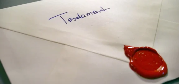 Versiegelter Umschlag mit der Aufschrift Testament als Symbol für das Berliner Testament und erbrechtliche Regelungen