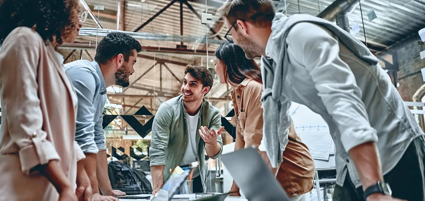 Gründerteam bespricht europäisches Unternehmenskonzept in moderner Arbeitsumgebung – Symbolbild für die geplante Europa-GmbH (S.EU).