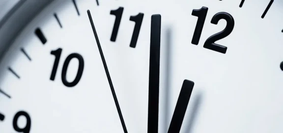 Uhr kurz vor zwölf als Symbol für die zeitlich Befristete befreiung der Grunderwerbsteuer bei Grundstücksübertragungen auf Personengesellschaften bis 31.12.2026