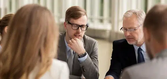 Beratungsgespräch zur Erbschaftsteuer Reform zwischen Mandanten und Anwälten in einer Kanzlei