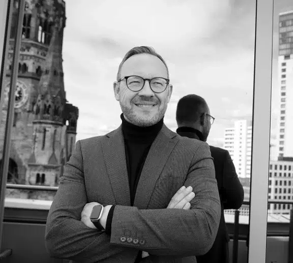 Dr. Martin Manzel ist Partner, Rechtsanwalt und Fachanwalt für Migrationsrecht.