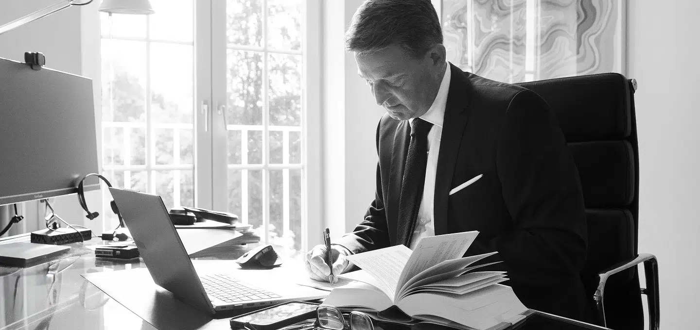 Lutz Tiedemann ist Partner an unserem Hamburger Standort. Er ist Rechtsanwalt, Fachanwalt für Bank- und Kapitalmarktrecht, Fachanwalt für Handels- und Gesellschaftsrecht sowie zertifizierter Berater für Kryptowerte und Steuern (WIRE).