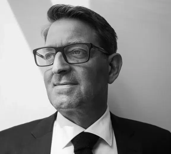 Lutz Tiedemann ist Partner an unserem Hamburger Standort. Er ist Rechtsanwalt, Fachanwalt für Bank- und Kapitalmarktrecht, Fachanwalt für Handels- und Gesellschaftsrecht sowie zertifizierter Berater für Kryptowerte und Steuern (WIRE).