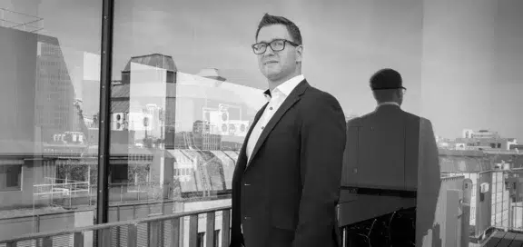 Markus Laskowsky ist Rechtsanwalt und Fachanwalt für Vergaberecht. Er berät öf-fentliche Auftraggeber, kommunale und öffentliche Unternehmen, Sektorenauftrag-geber, Krankenhausträger und private Unternehmen.