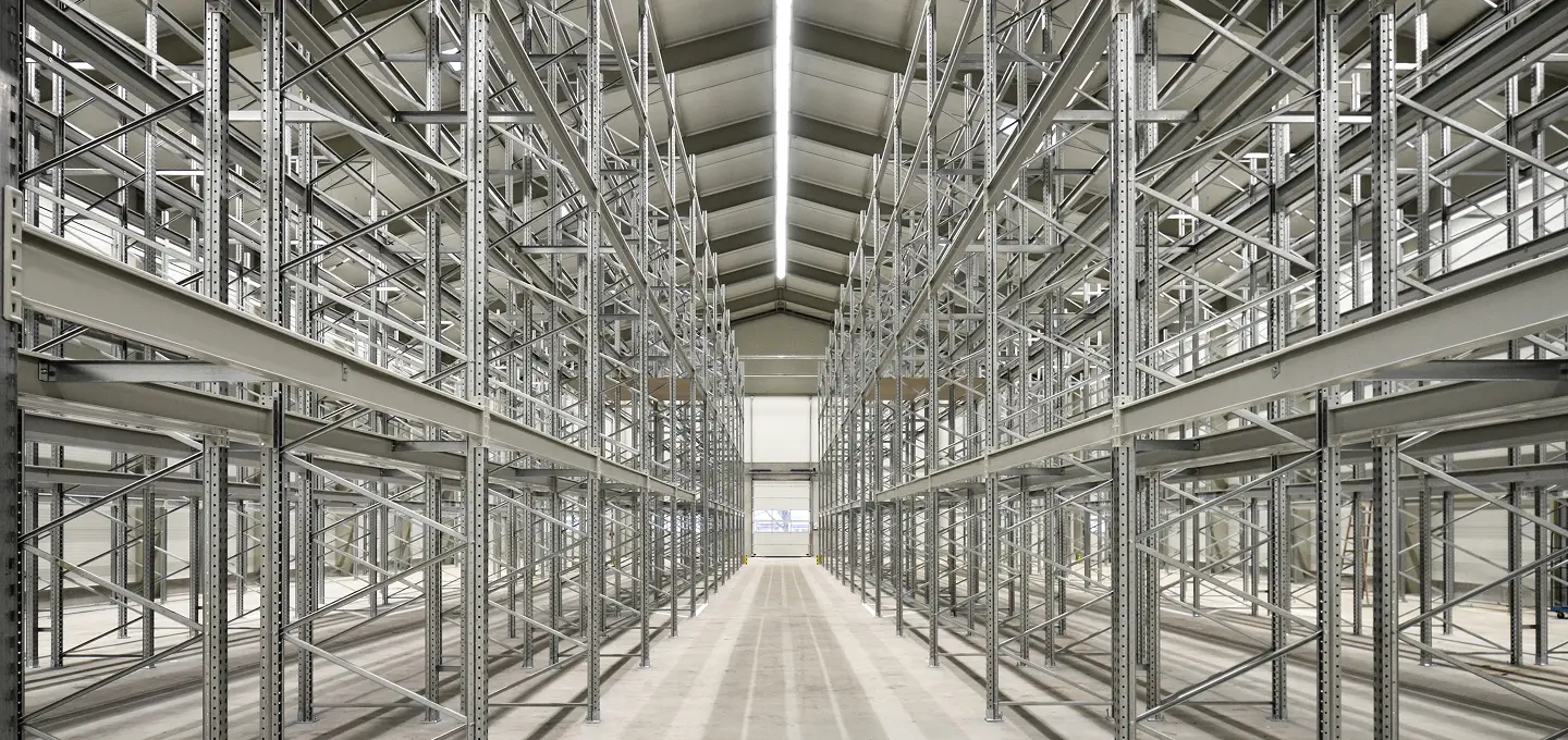 An empty warehouse with shelves, used as a symbolic image to illustrate a failed delivery and paid in advance